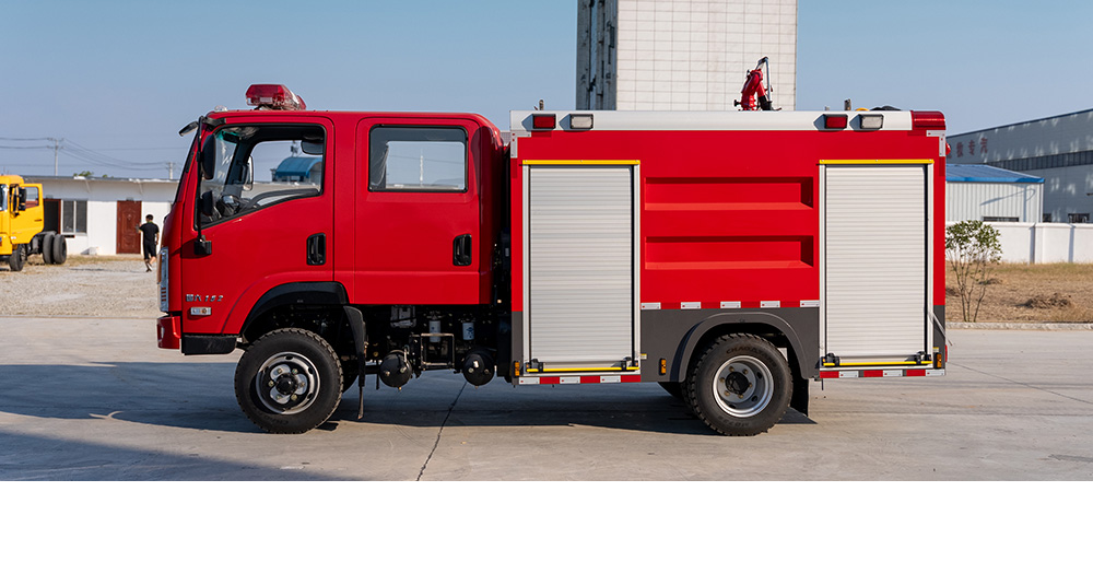 随专四驱水罐消防车