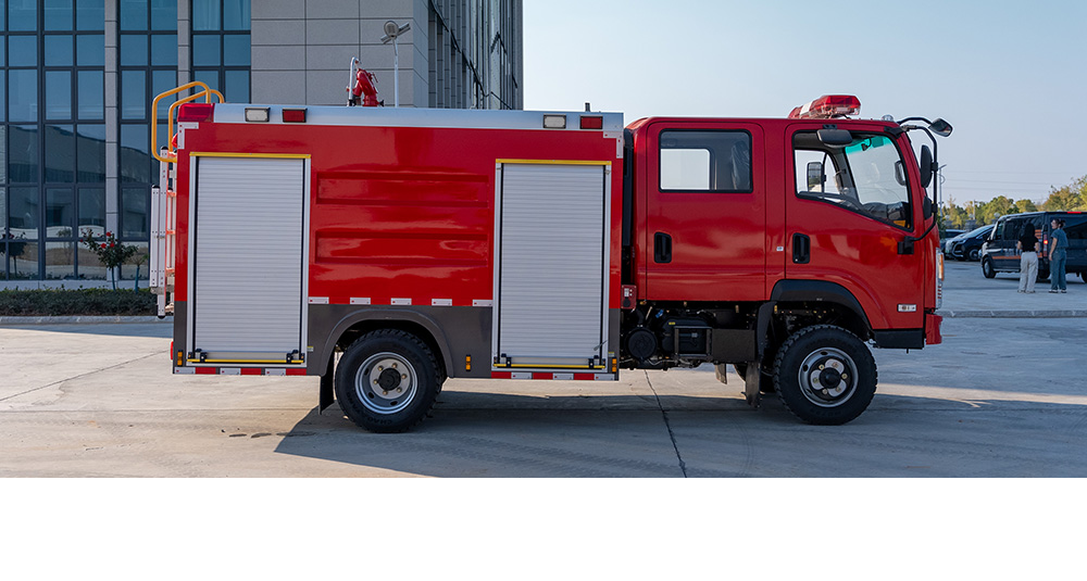 随专四驱水罐消防车