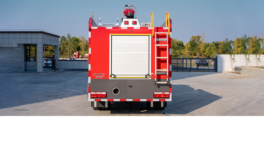 随专四驱水罐消防车