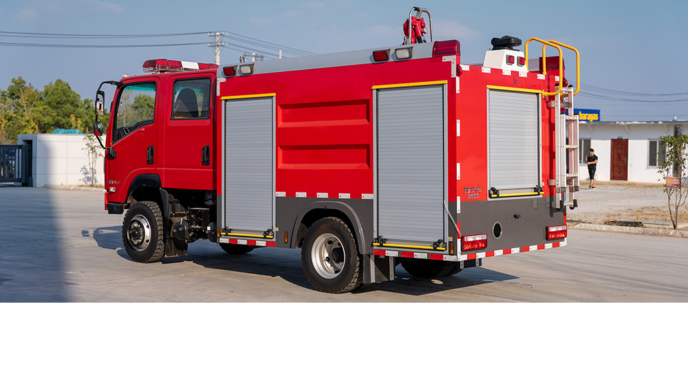随专四驱水罐消防车