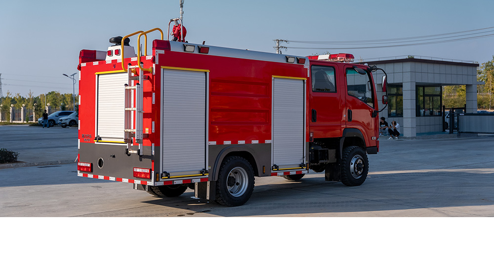 随专四驱水罐消防车