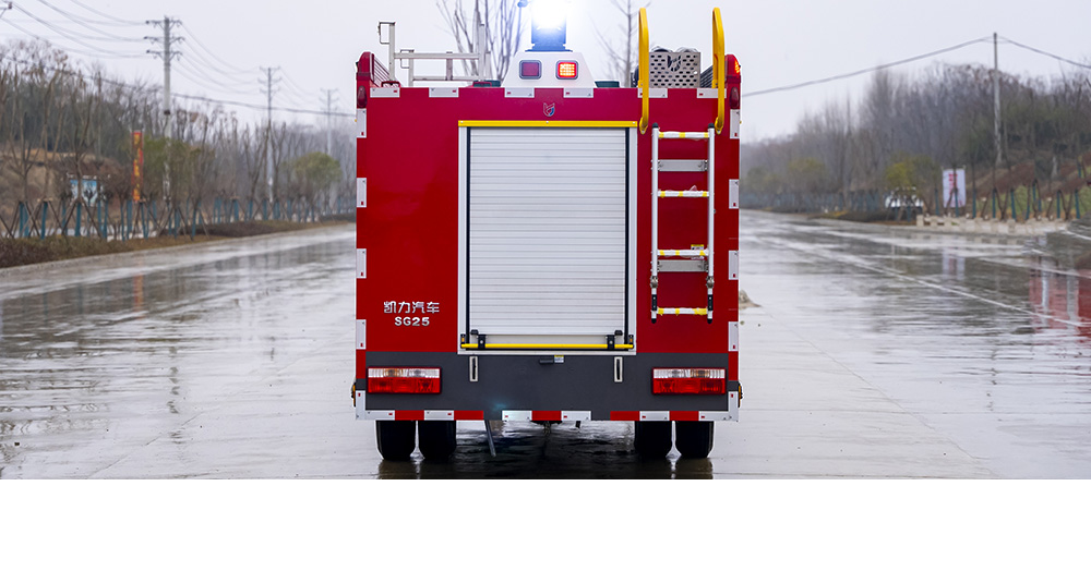 东风小多利卡内藏水罐消防车