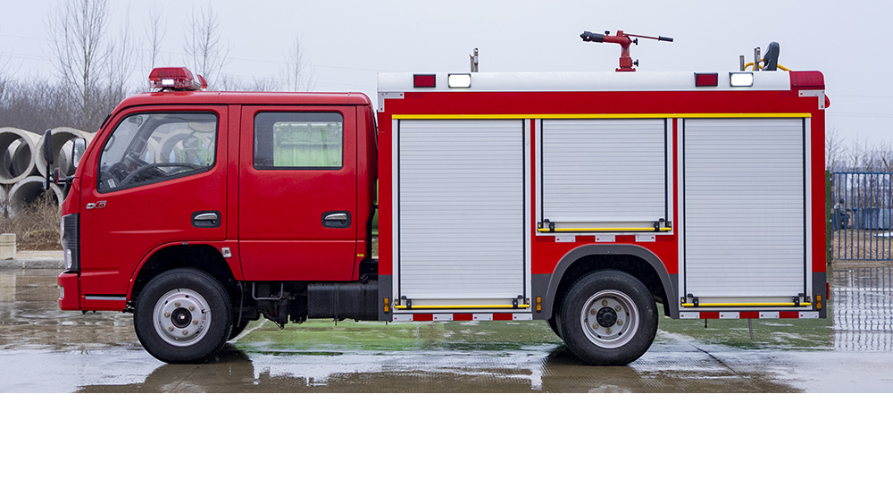 东风小多利卡内藏水罐消防车
