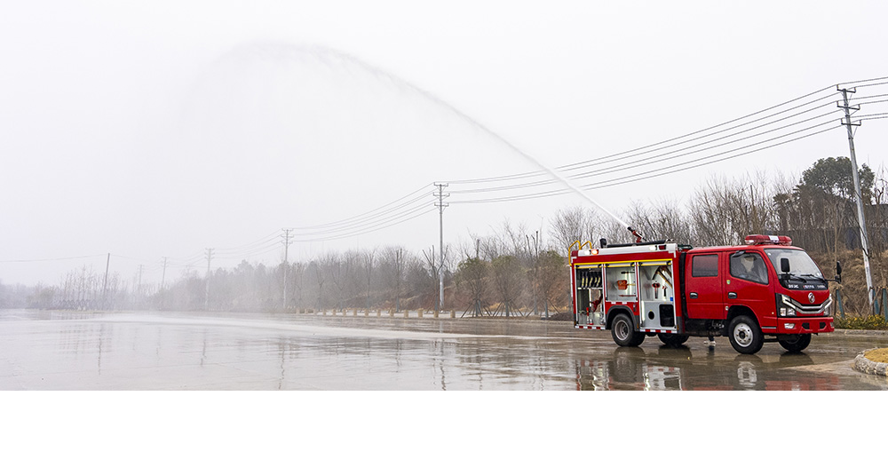 东风小多利卡内藏水罐消防车