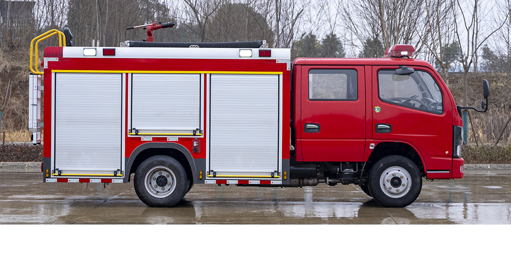 东风小多利卡内藏水罐消防车