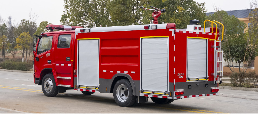 东风大多利卡外露水罐消防车