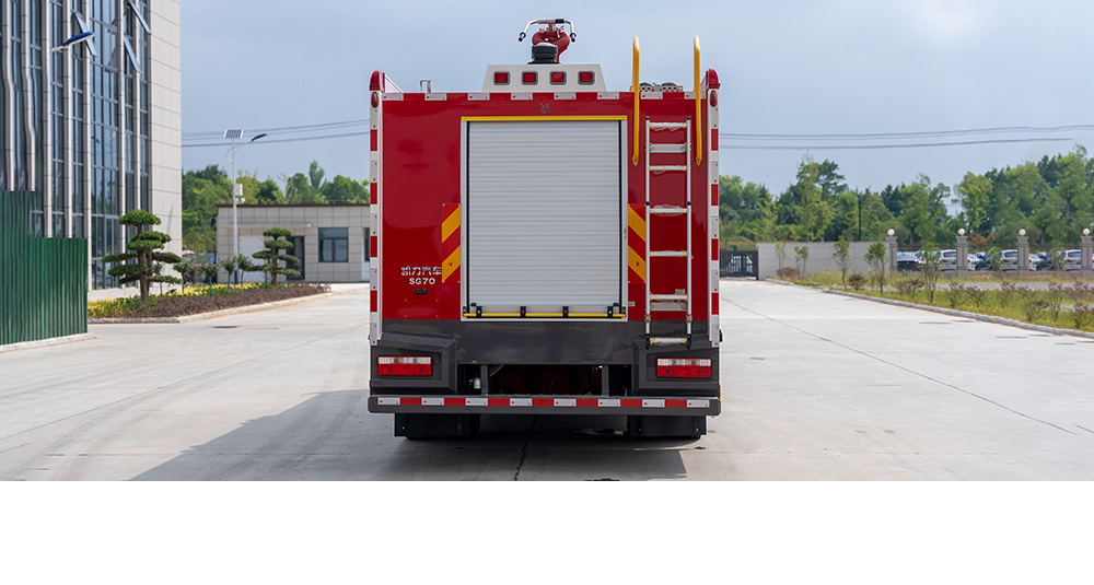 东风D9内藏水罐消防车