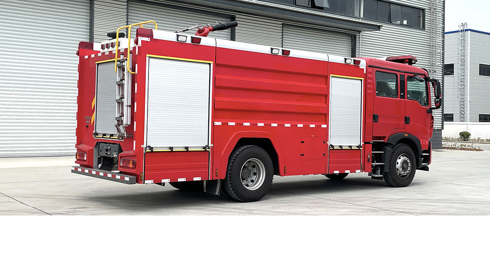 豪沃单桥外露水罐消防车