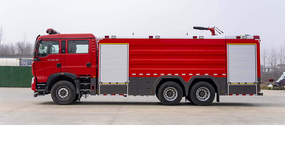 豪沃后双桥外露水罐消防车