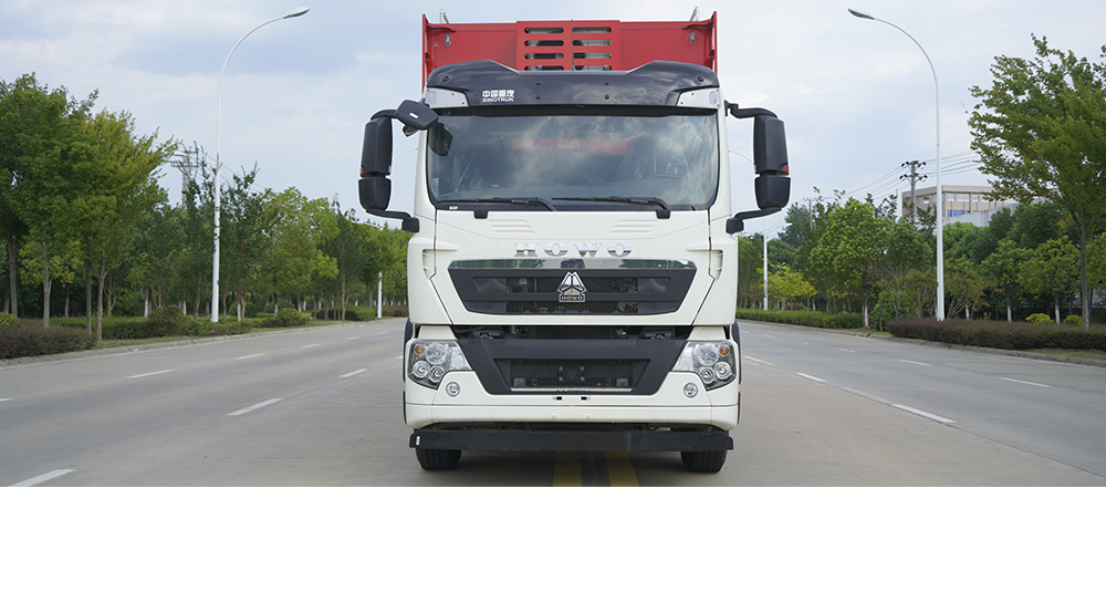 重汽豪沃宿营车