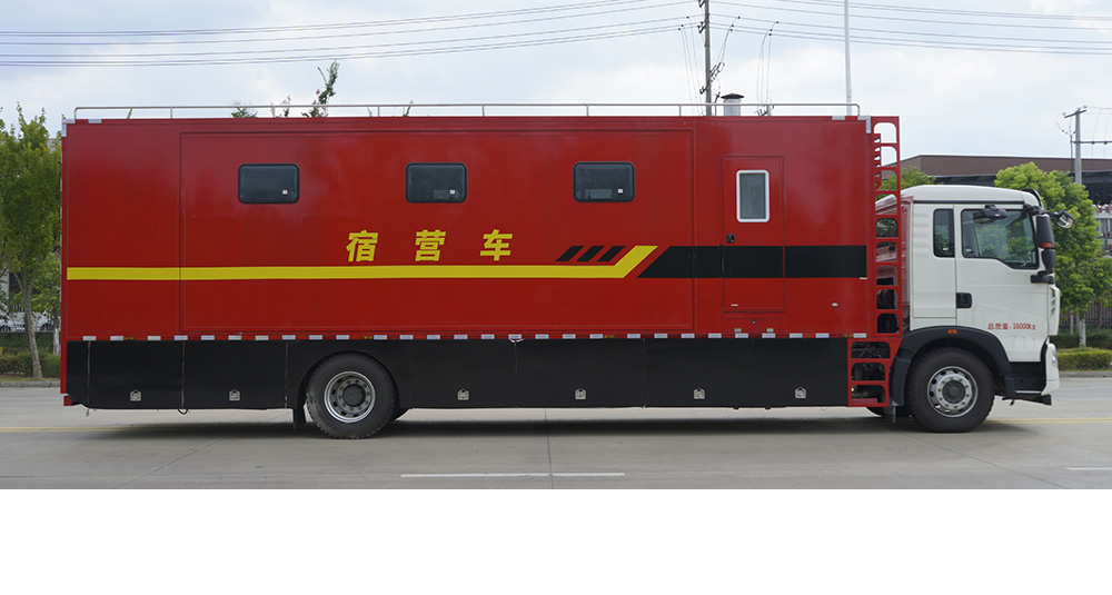 重汽豪沃宿营车