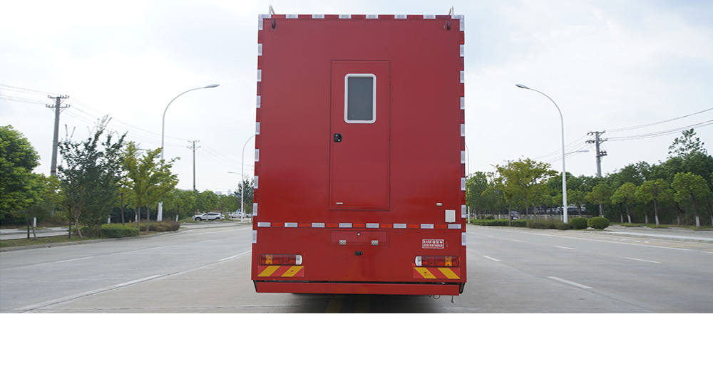 重汽豪沃宿营车