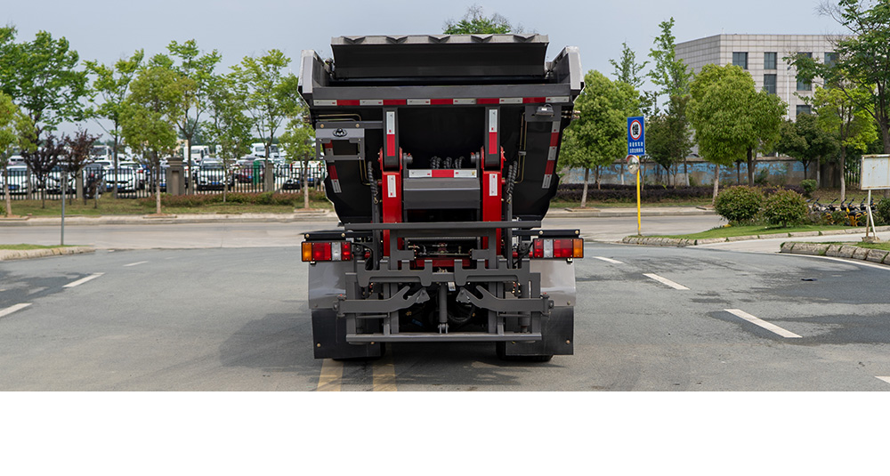 东风华神纯电自装卸式垃圾车