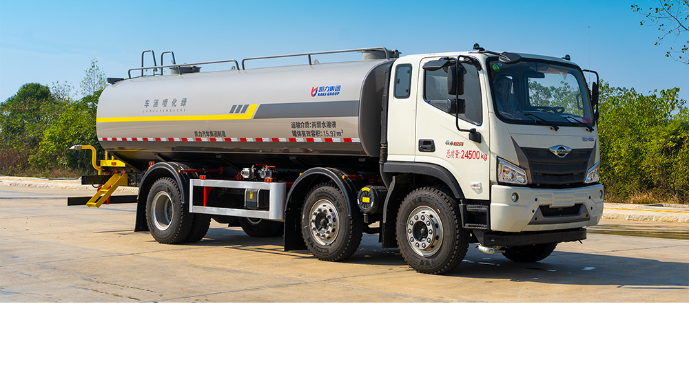 福田小三轴洒水车