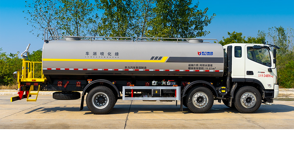 福田小三轴洒水车