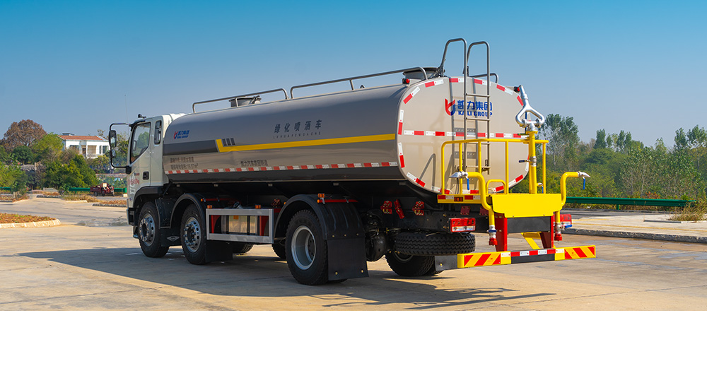 福田小三轴洒水车