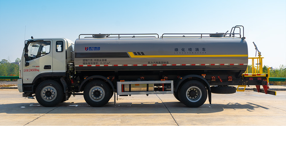 福田小三轴洒水车