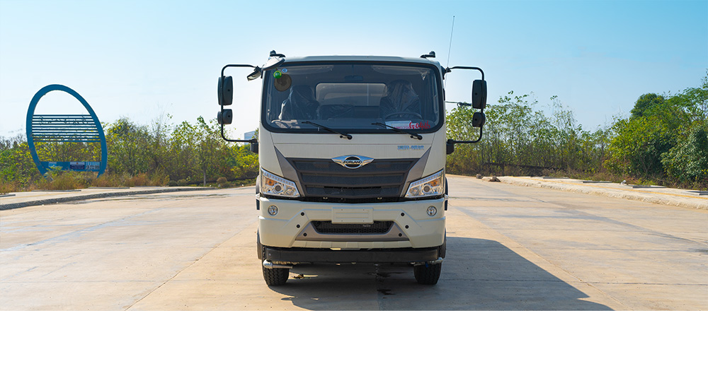 福田小三轴洒水车