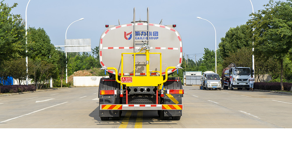 天龙前四后八洒水车