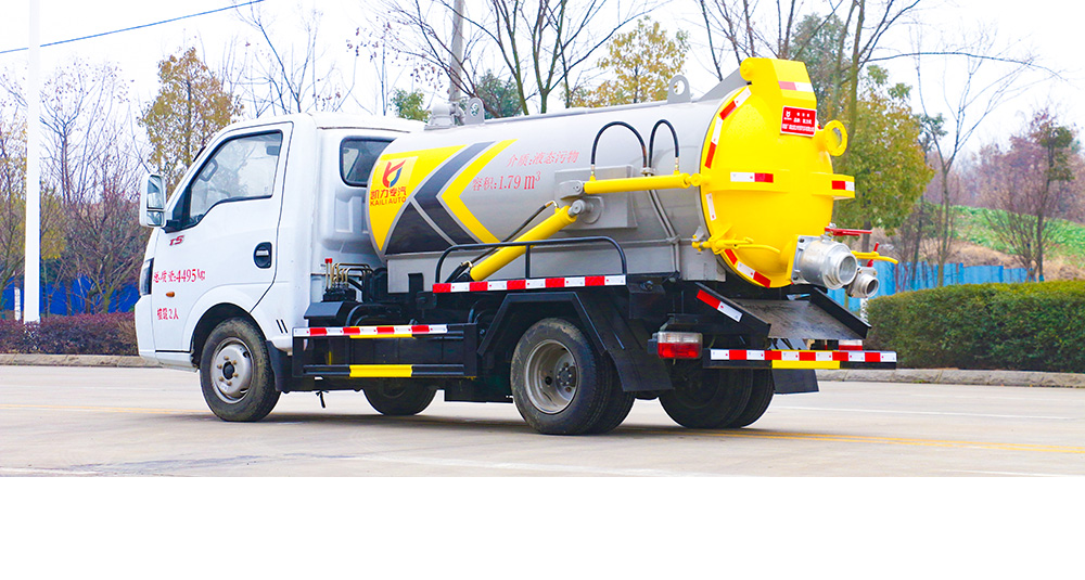 东风途逸吸污车