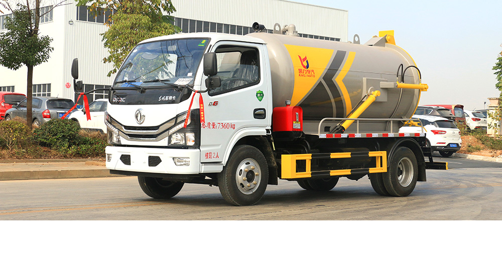 东风小多利卡吸污车