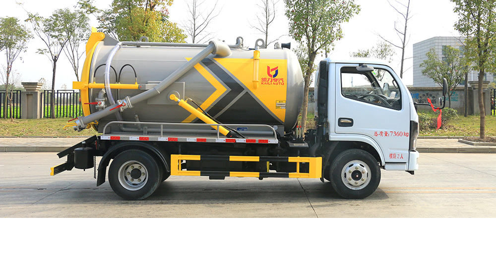 东风小多利卡吸污车