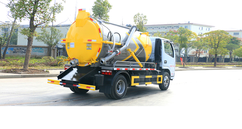 东风小多利卡吸污车