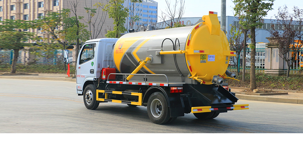 东风小多利卡吸污车