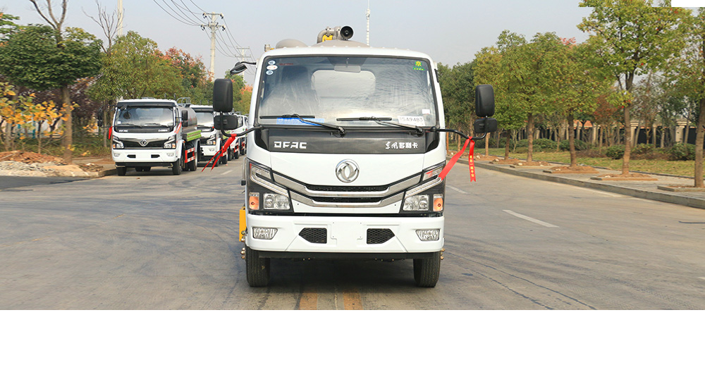 东风小多利卡吸污车