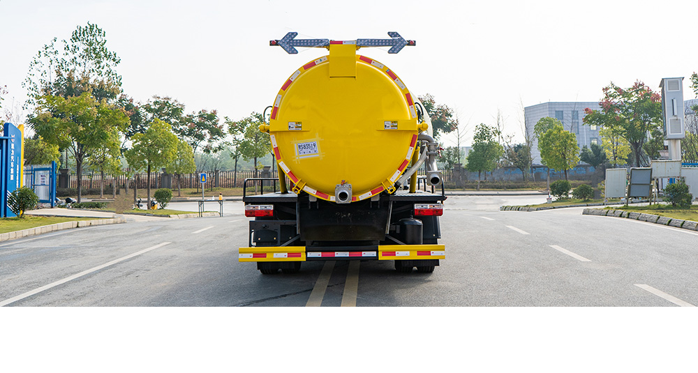 东风大多利卡吸污车