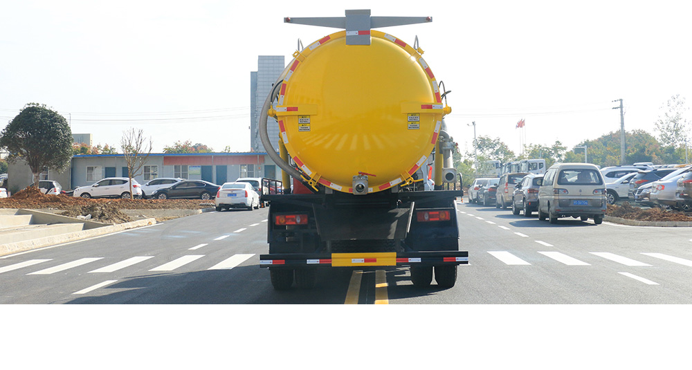 东风华神KL5吸污车