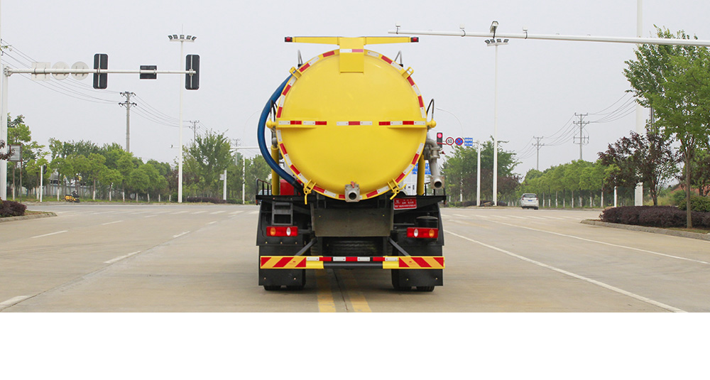 东风柳汽M3吸污车