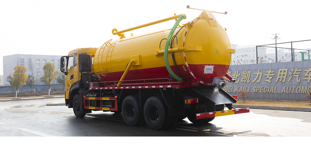 东风天龙后八轮吸污车