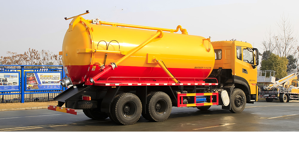 东风天龙后八轮吸污车