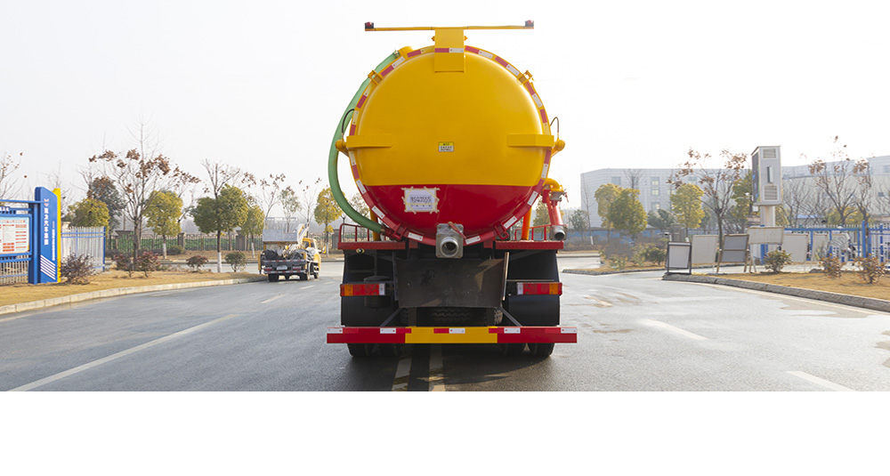 东风天龙后八轮吸污车