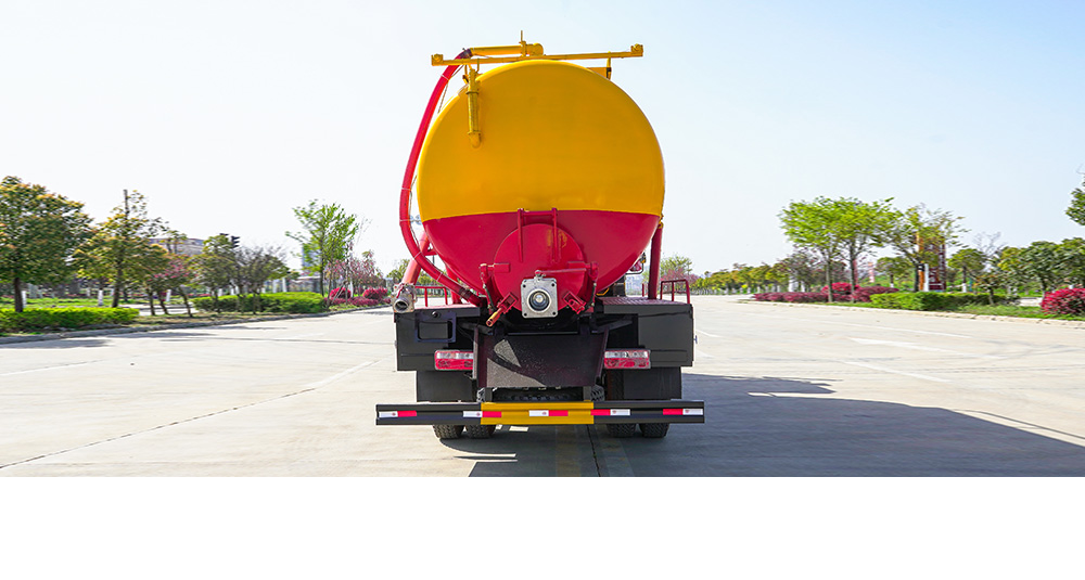 福田小三轴吸污车