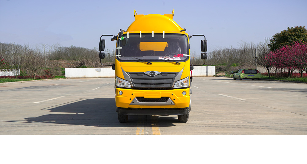 福田小三轴吸污车