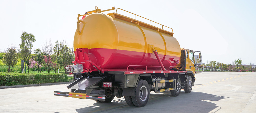 福田小三轴吸污车