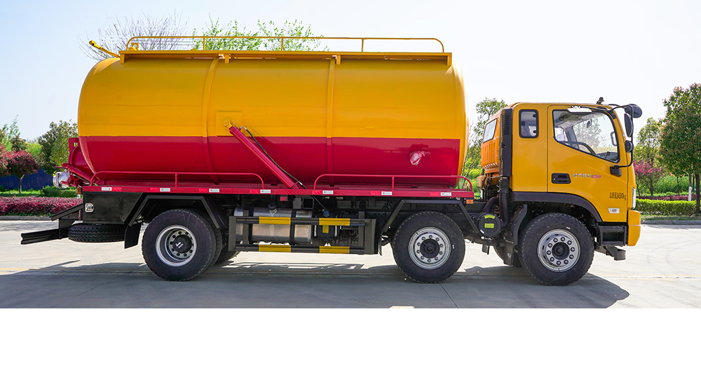 福田小三轴吸污车