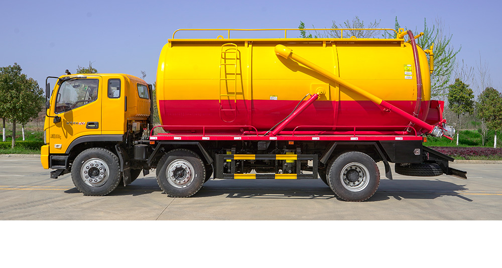 福田小三轴吸污车