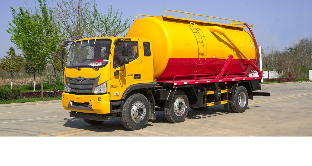 福田小三轴吸污车