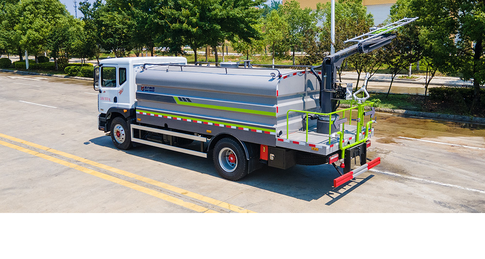 东风D9光伏清洗车