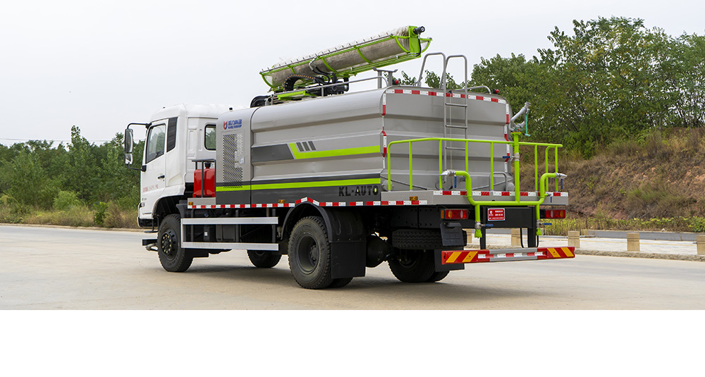 东风天锦四驱光伏清洗车