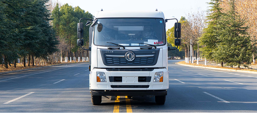 东风天锦光伏清洗车