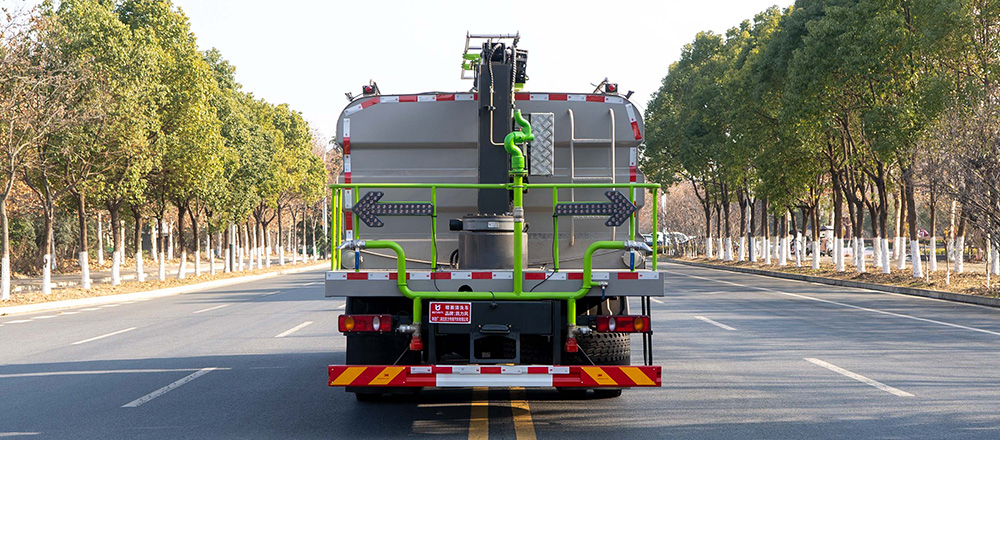 东风天锦光伏清洗车