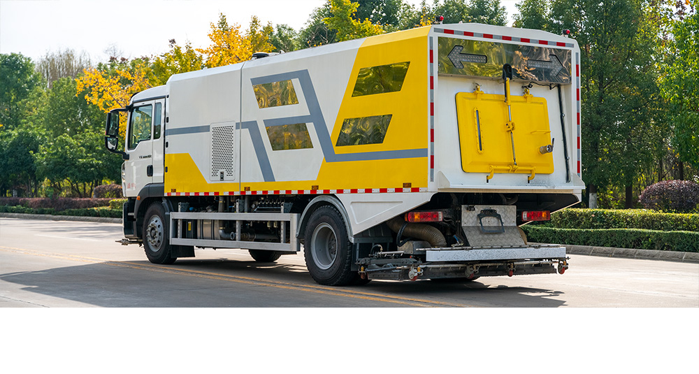 重汽豪沃深度保洁车