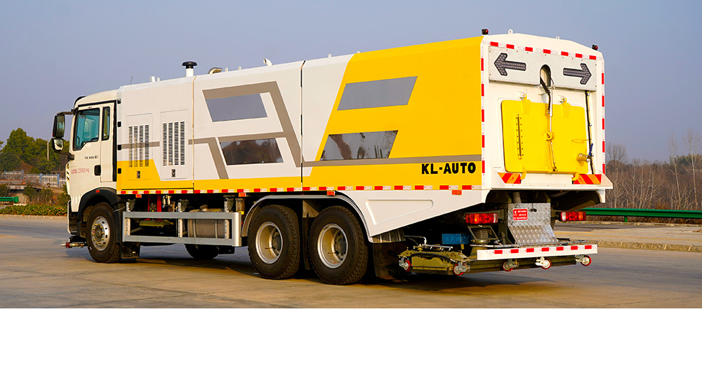 重汽豪沃后双桥深度保洁车