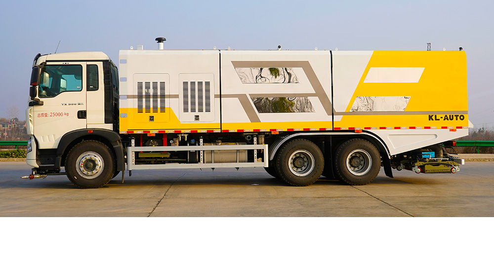 重汽豪沃后双桥深度保洁车