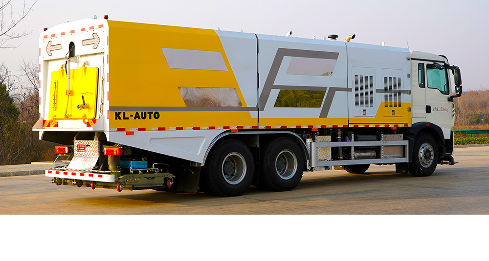 重汽豪沃后双桥深度保洁车