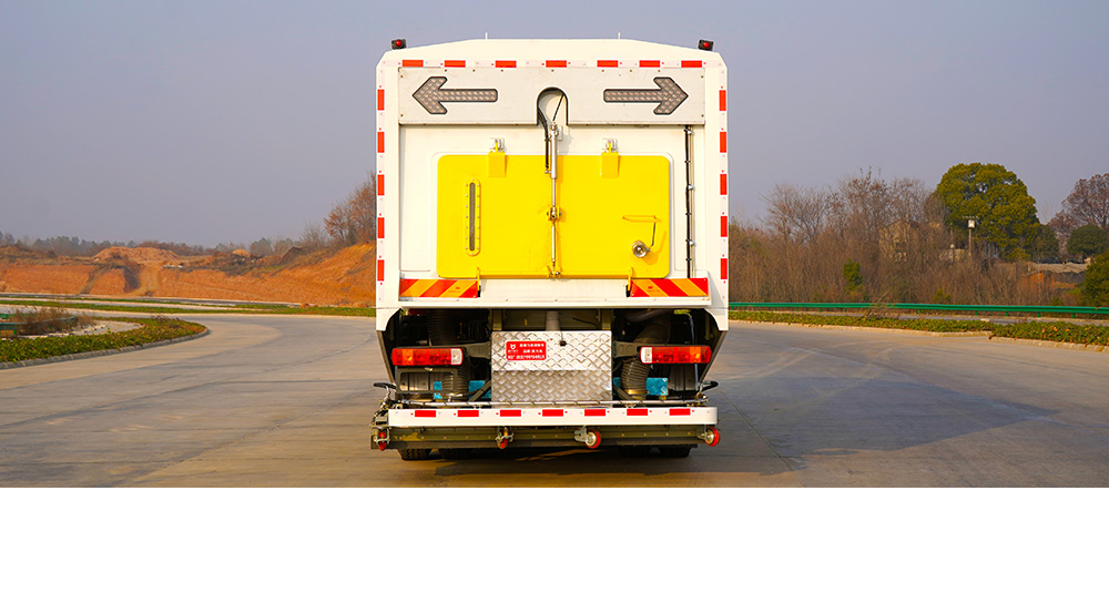 重汽豪沃后双桥深度保洁车